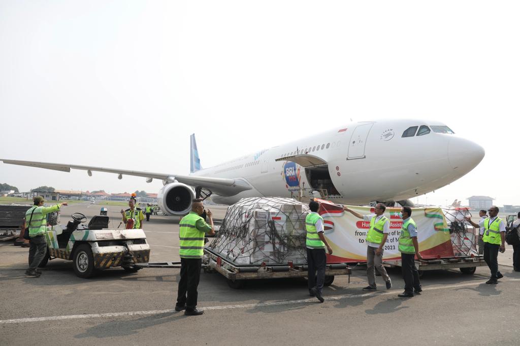 Petugas memasukkan barang bantuan berupa logistik dan peralatan yang akan dikirim ke Myanmar dari Terminal Cargo, Bandara Internasional Soekarno-Hatta, Tangerang, Banten, Senin (26/6). 